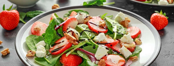Ljetna salata sa špinatom i jagodama