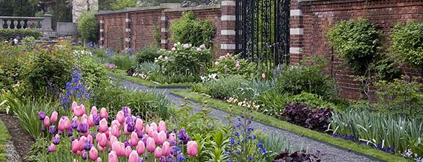 Vrt u stilu "old money" - biljke i dekor